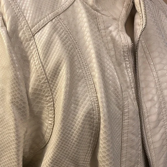 Roz & Ali faux leather animal print cream jacket with lining - Picture 2 of 9